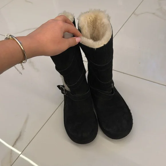 Fur lined Kids UGGs - Picture 2 of 6